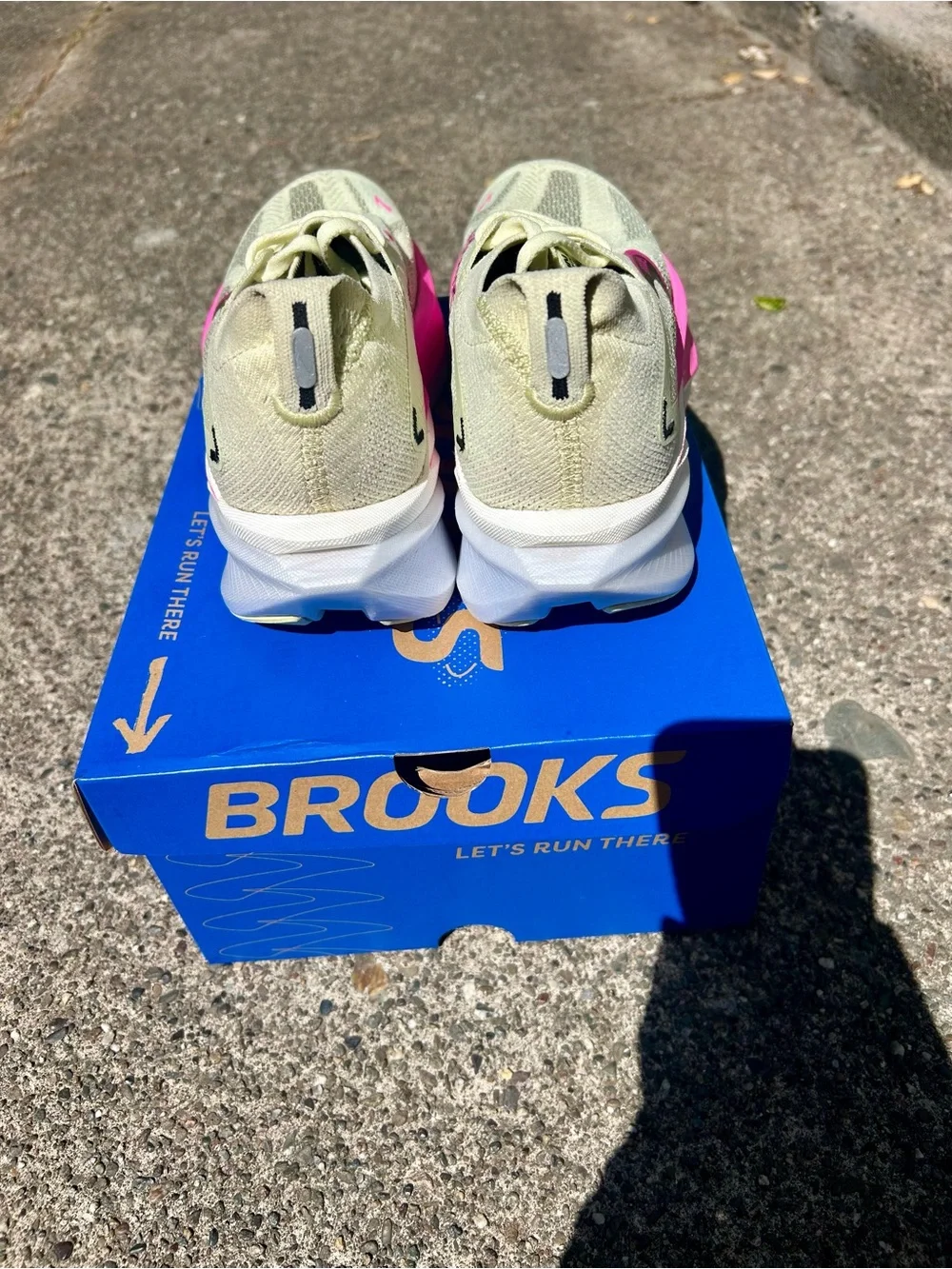 Brooks Hyperion Max 3 Women’s size 8, in like new condition!